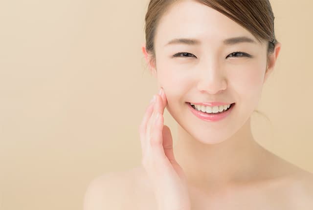 頬に手をあてている女性